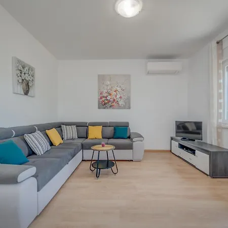 Holiday home Vacation Zdravka *