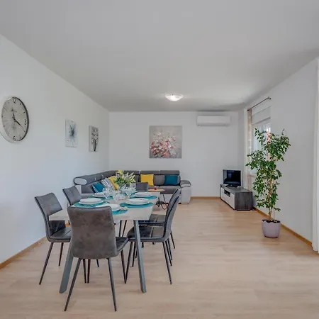 Holiday home Vacation Zdravka